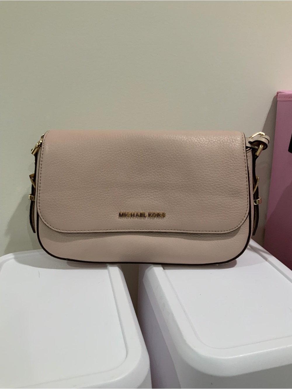Michael Kors Crossbody Bag in Light Pink Pebbled Leather